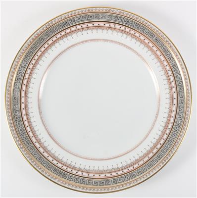 12 dinner plates, - Glass and porcelain