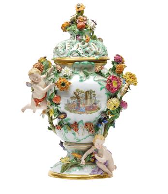 A Brûle perfume vase with lid and decorated with Watteau scenes, - Sklo, Porcelán