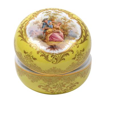 A lidded box decorated with Watteau scene, - Glass and porcelain