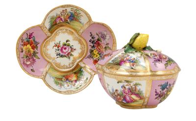 A lidded bowl with presentoir, - Glass and porcelain