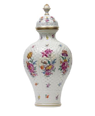 A lidded vase, - Glass and porcelain