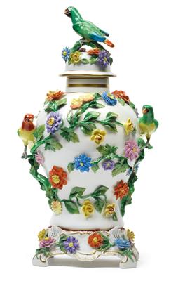 A lidded vase with plinth and 3 parrots, - Glass and porcelain