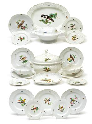 A large dinner service, - Vetri e porcellane