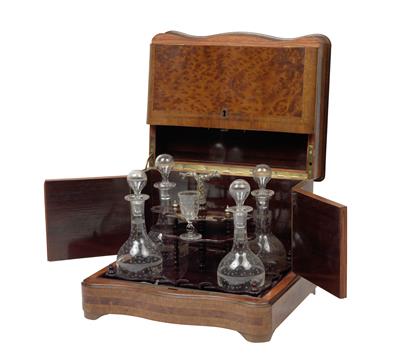 A wooden cassette with compartments for carafes and glasses, - Vetri e porcellane