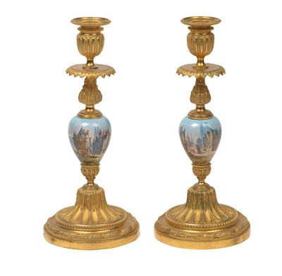 A pair of gilt bronze candleholders with porcelain knops, - Vetri e porcellane