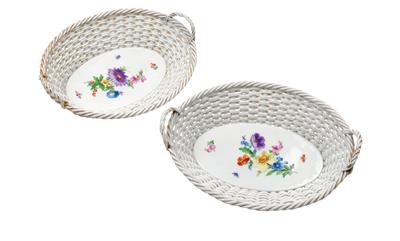 A pair of bread baskets, - Glass and porcelain