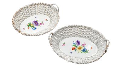 A pair of bread baskets, - Sklo, Porcelán