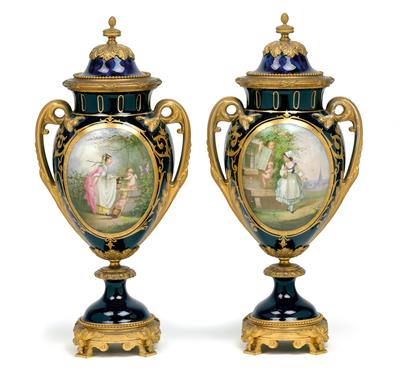 Paar Deckelvasen mit "bronze doré" Montierungen, - Glas und Porzellan