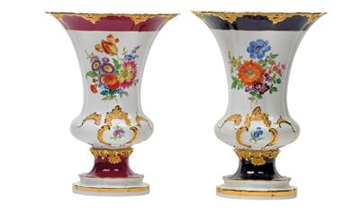 A pair of ornamental vases, - Sklo, Porcelán