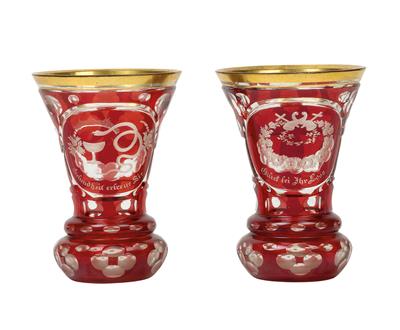 A pair of socle cups with dedications "Glück sei Ihr Loos, Gesundheit erfreue Sie", - Vetri e porcellane