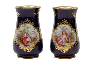 A pair of vases, - Vetri e porcellane