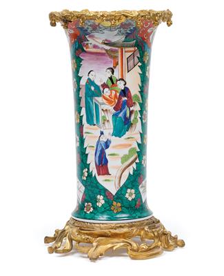 A vase decorated with chinoiserie and gilt bronze mount, used as a lamp base, - Vetri e porcellane