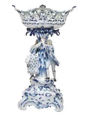 An onion pattern epergne with plinth, - Glass and porcelain