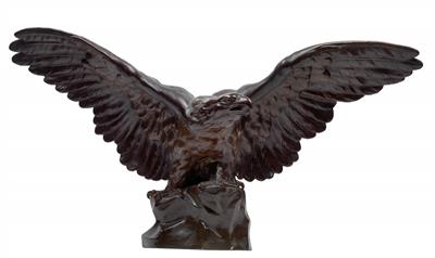 A figure of an eagle with spread wings, on a rock base, - Vetri e porcellane