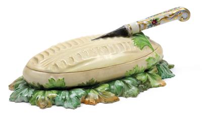 A butter tin with lid and insert knife, on grape leafs, - Glass and porcelain