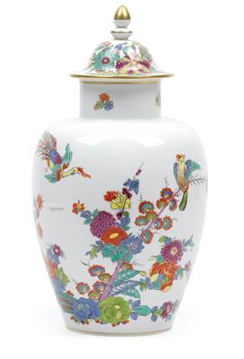 A lidded vase, - Vetri e porcellane