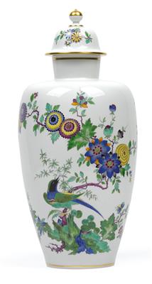 A lidded vase, - Glass and porcelain