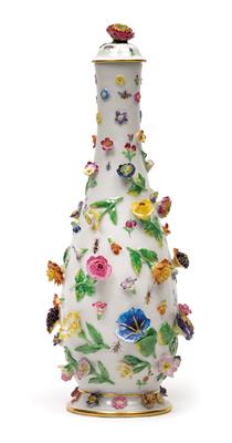 A lidded vase encrusted with blossoms, - Vetri e porcellane