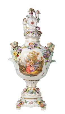 A lidded vase with base, - Sklo, Porcelán