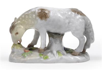 A figure of a grazing sheep, - Vetri e porcellane