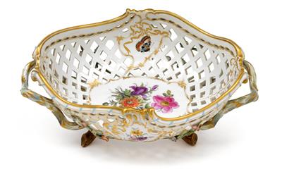 A basket, - Glass and porcelain