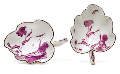A pair of leaf-shaped bowls, - Vetri e porcellane