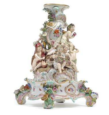 An epergne base with 8 seasonal children and base, - Vetri e porcellane