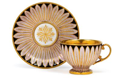 A cup and saucer decorated with petals, - Vetri e porcellane