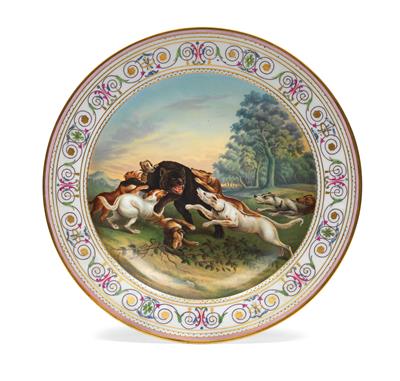 A plate decorated with a bear hunt scene - "Bärenhatz", - Sklo, Porcelán