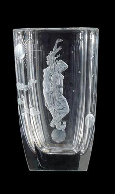 Vase mit den meisterlich geschnittenen Darstellungen "Tag und Nacht", - Glas und Porzellan