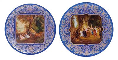 "Convegno di Caccia" and "L'Amore al Teatro Francese" after A. Watteau, A pair of large decor plates, - Glass and porcelain