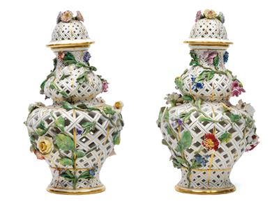 A pair of lidded vases with open-work lattice, - Glass and porcelain