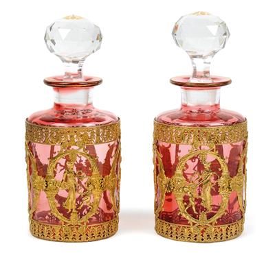 A pair of carafes with stoppers and gilt mounts, - Vetri e porcellane