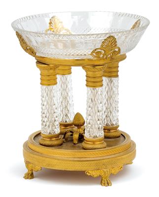 An epergne with gilt bronze mount, - Sklo, Porcelán