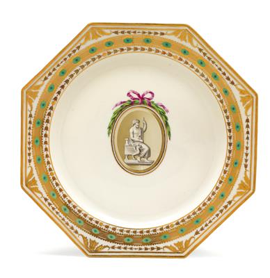 A plate with figural decoration in the manner of antiquity, - Sklo, Porcelán