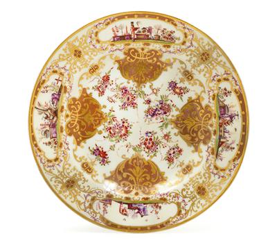 A plate decorated with chinoiserie, - Vetri e porcellane