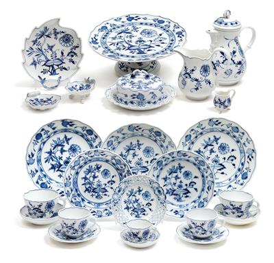 A blue onion pattern coffee- and tea service, - Sklo, Porcelán