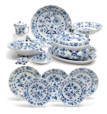 A blue onion pattern service, - Glass and porcelain