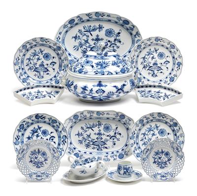 A blue onion pattern dinner service, - Glass and porcelain