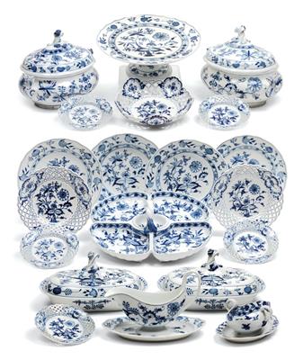 A blue onion pattern dinner service, - Vetri e porcellane