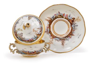 A lidded cup with 2 handles and presentoir, - Vetri e porcellane