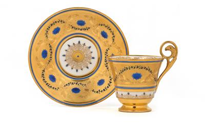 An exquisite cup with a saucer, - Vetri e porcellane