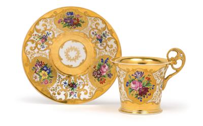 A gilt cup with a gilt saucer, - Sklo, Porcelán