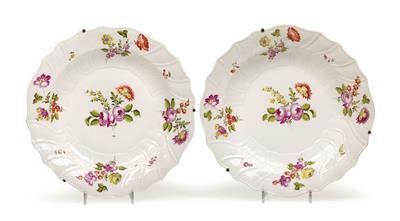 Large platters with flower motifs, - Glass and porcelain