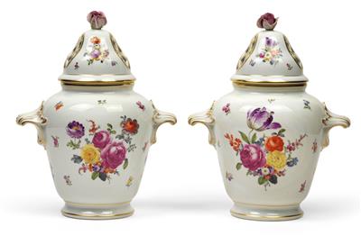 A pair of covered vases, - Vetri e porcellane