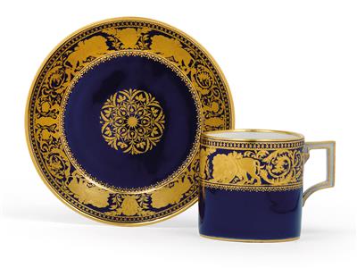 A cup and saucer with a gilt lion frieze, - Sklo, Porcelán