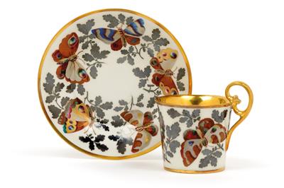 A cup and saucer with butterflies, - Vetri e porcellane