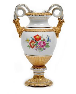 Vase mit Doppelschlangenhenkeln, - Glas und Porzellan