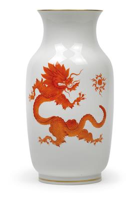 A vase with Ming dragon, - Vetri e porcellane