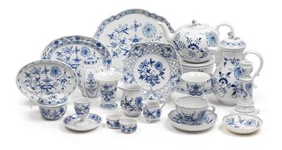 An onion pattern coffee and tea service, 16-piece sets and small table covers with embroidered onion pattern, - Sklo, Porcelán